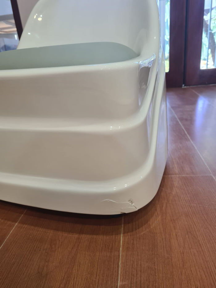 Pedi stool - DEMO (slight crack)
