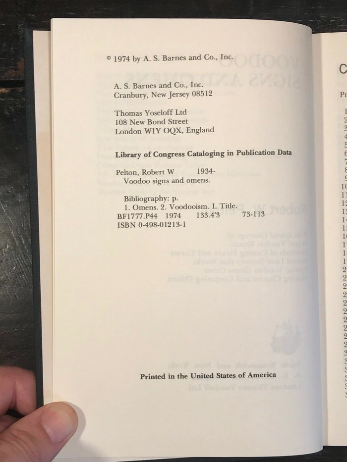 VOODOO SIGNS AND OMENS - ROBERT PELTON, 1st/1st 1974 - Witchcraft Hexes Spells